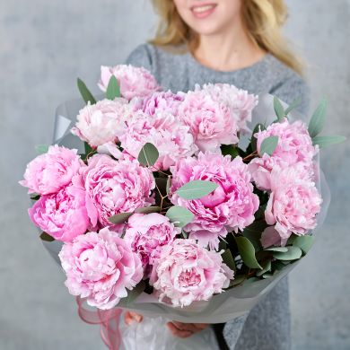 Букет из 15 розовых пионов